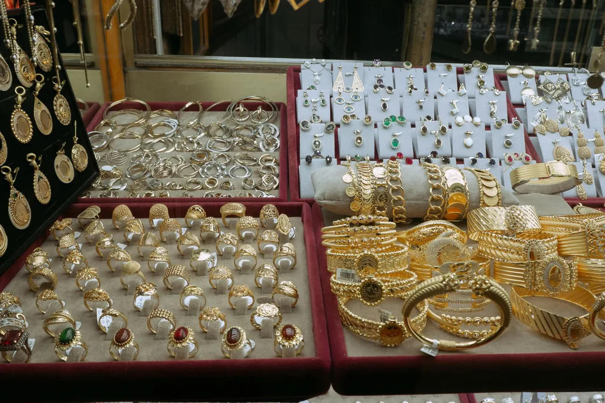 Vitrine de bijouterie avec les plateaux de velours remplis de bagues, bracelets et boucles d'oreilles, chacun avec son étiquette